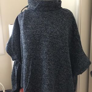 Pullover poncho with short sleeves